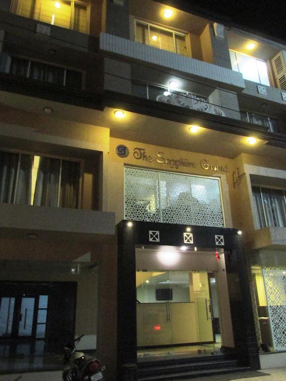 The Sapphire Grand Hotell Varanasi Exteriör bild