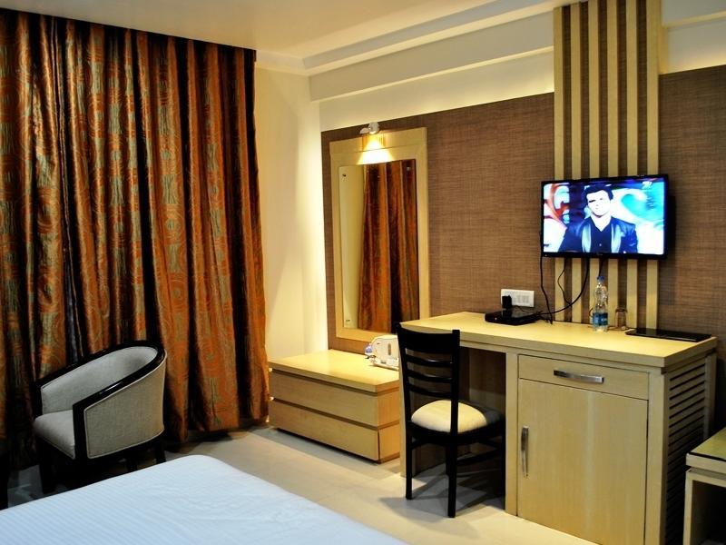 The Sapphire Grand Hotell Varanasi Exteriör bild