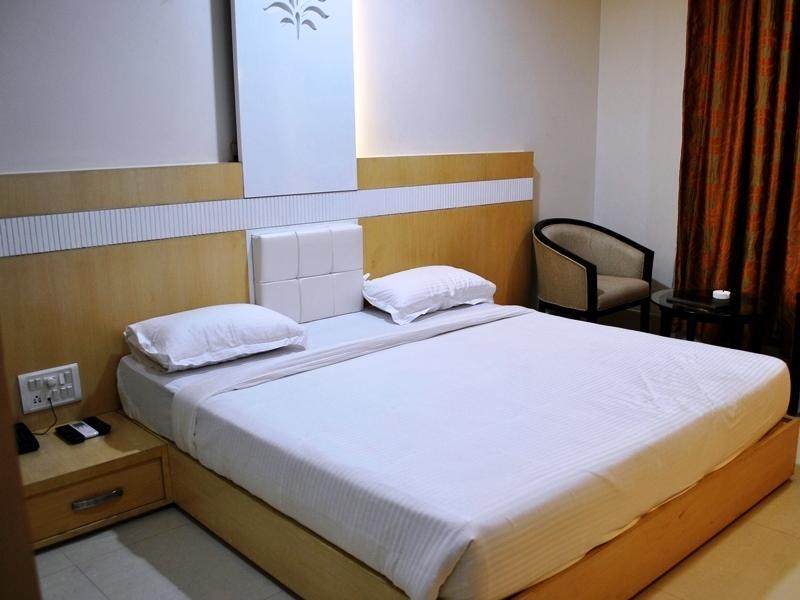 The Sapphire Grand Hotell Varanasi Rum bild