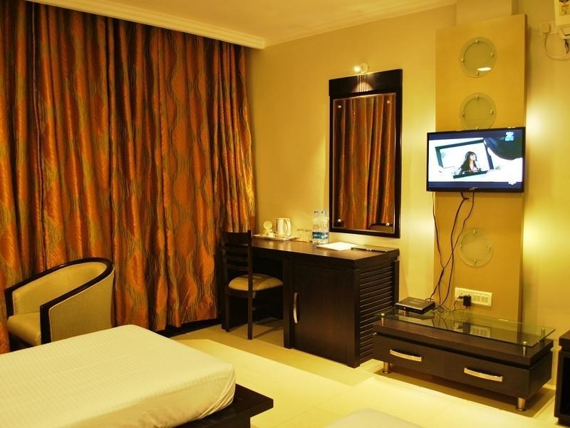 The Sapphire Grand Hotell Varanasi Rum bild