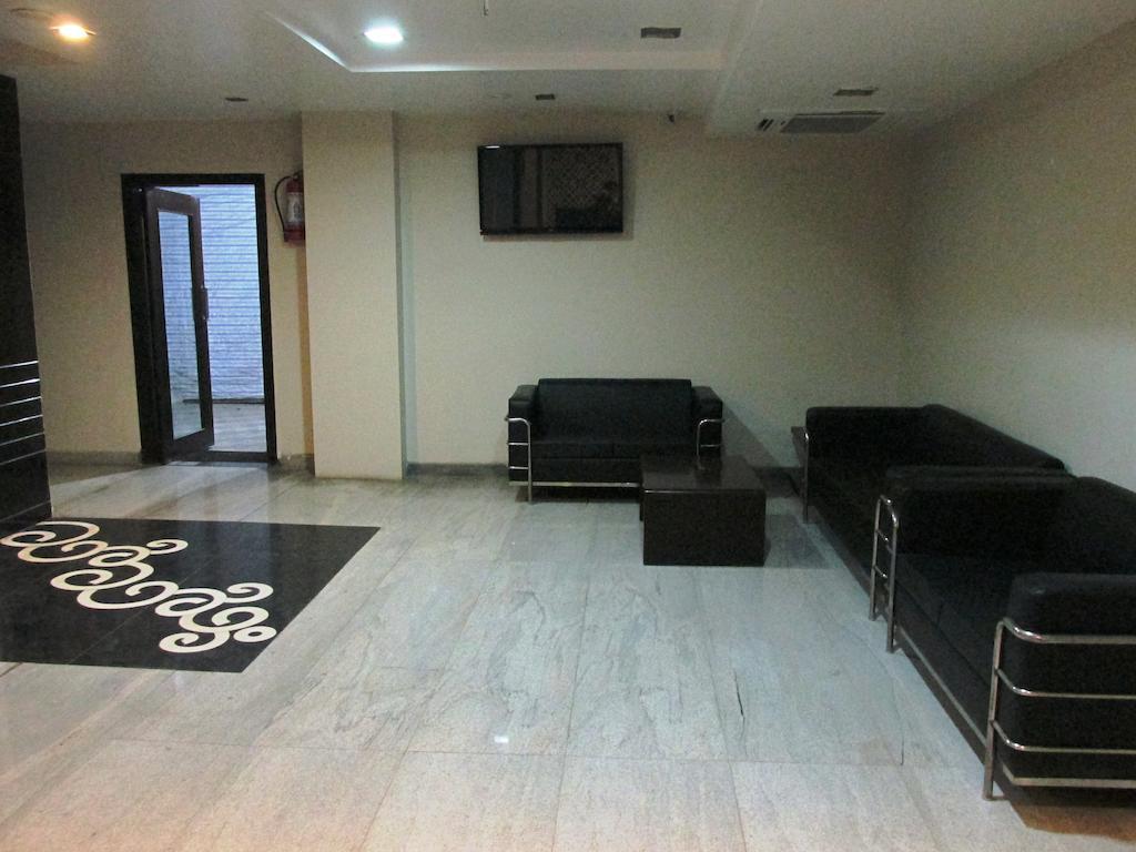 The Sapphire Grand Hotell Varanasi Exteriör bild