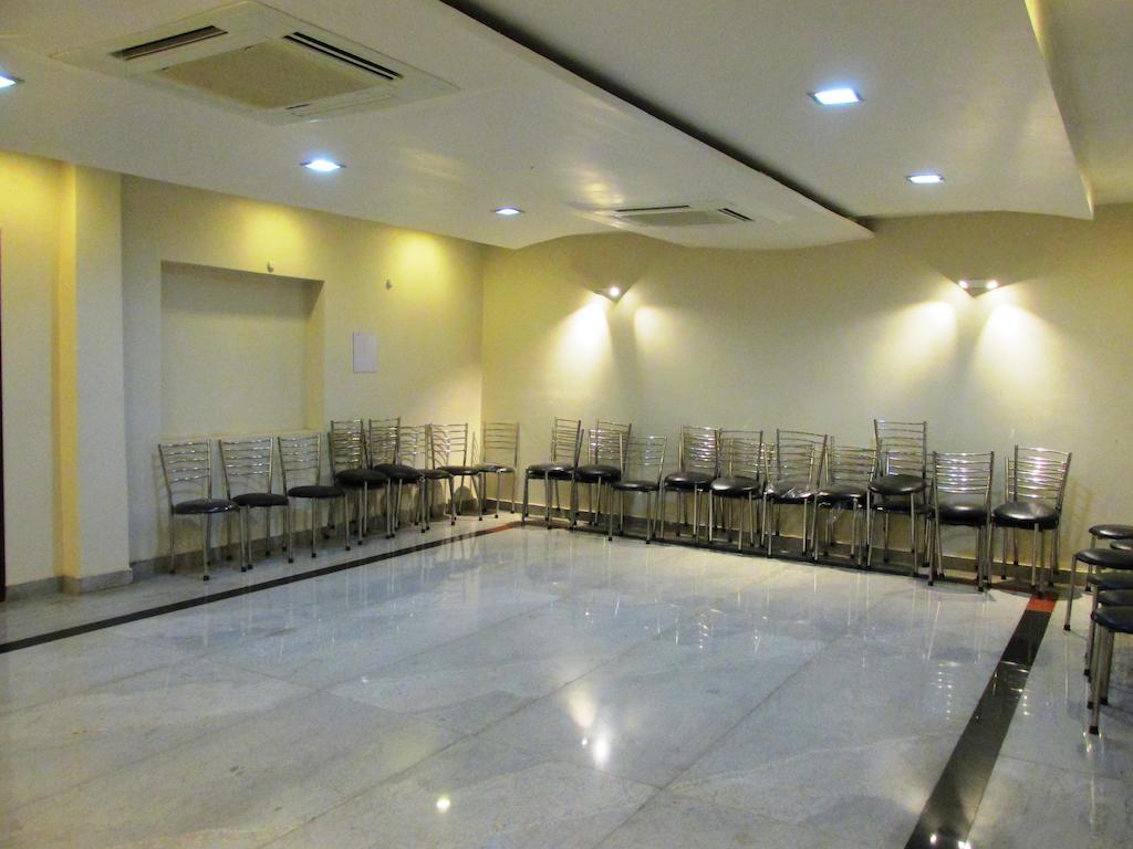 The Sapphire Grand Hotell Varanasi Exteriör bild