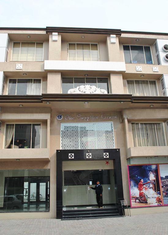 The Sapphire Grand Hotell Varanasi Exteriör bild