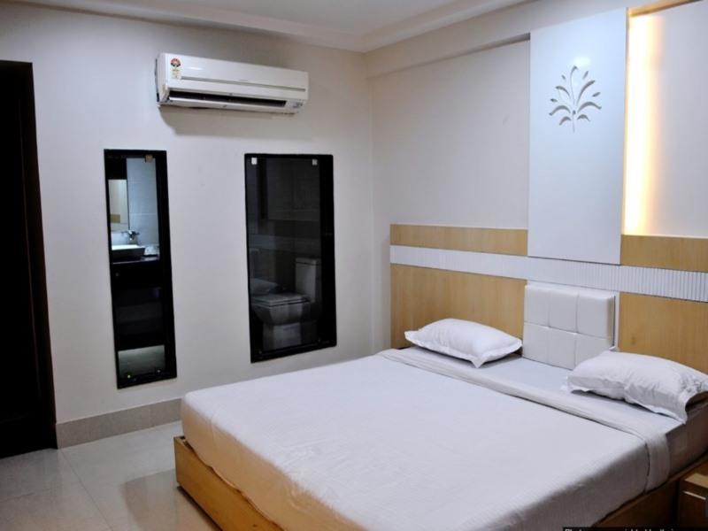 The Sapphire Grand Hotell Varanasi Exteriör bild