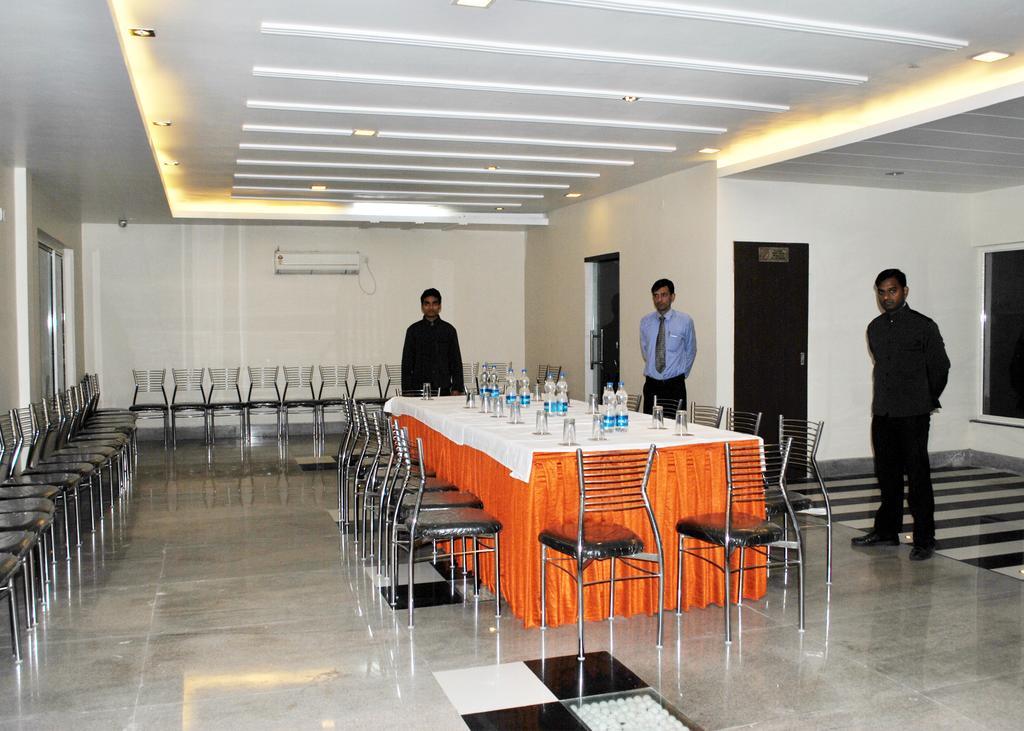 The Sapphire Grand Hotell Varanasi Exteriör bild