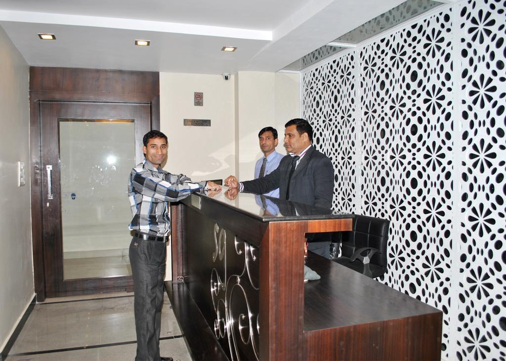 The Sapphire Grand Hotell Varanasi Exteriör bild
