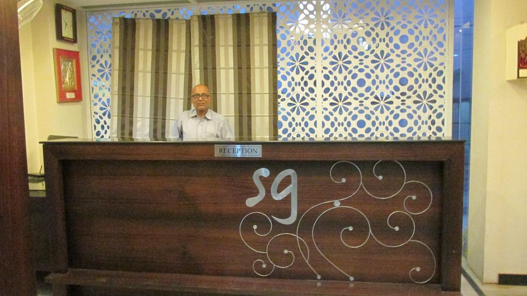 The Sapphire Grand Hotell Varanasi Exteriör bild