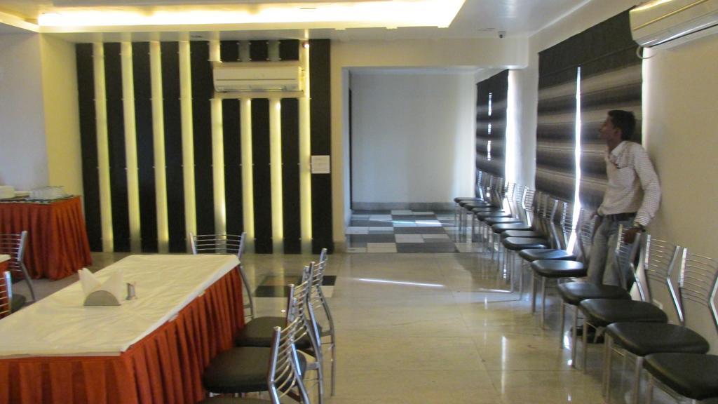 The Sapphire Grand Hotell Varanasi Exteriör bild
