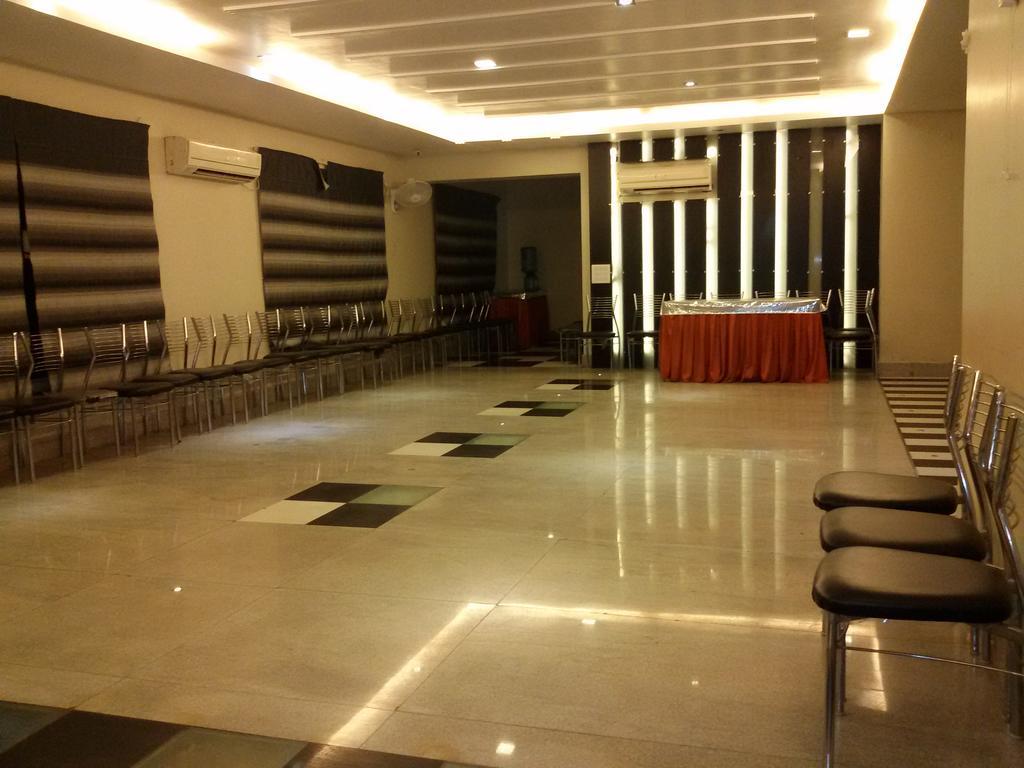 The Sapphire Grand Hotell Varanasi Exteriör bild